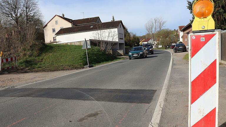 Die Kaltensondheimer Straße in Kitzingen ist an vielen Stellen marode. Bis zu einer Sanierung dürfte es aber noch dauern.