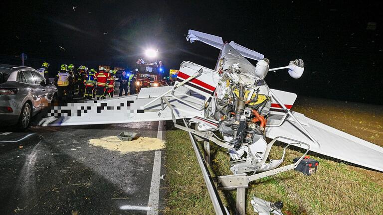 Am Montagabend kam es zu einem Flugzeugabsturz in Hettstadt. Ein Flugzeug verfehlte den Flugplatz Hettstadt und landete auf der Landstraße nebenan.