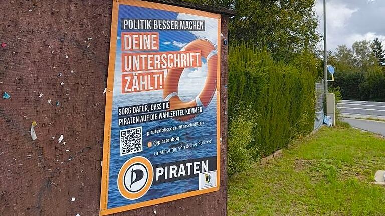 Aus Kostengründen haben die Piraten in Bayern nur ganz vereinzelt für Unterstützer-Unterschriften werben können, wie auf diesem Plakat in der Nähe von Bamberg.