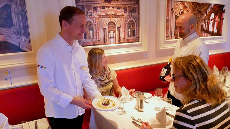 Hans-Jörg Becker (links) aus Wiesenbronn ist Küchenchef auf der Aida und berät seine Gäste gerne.