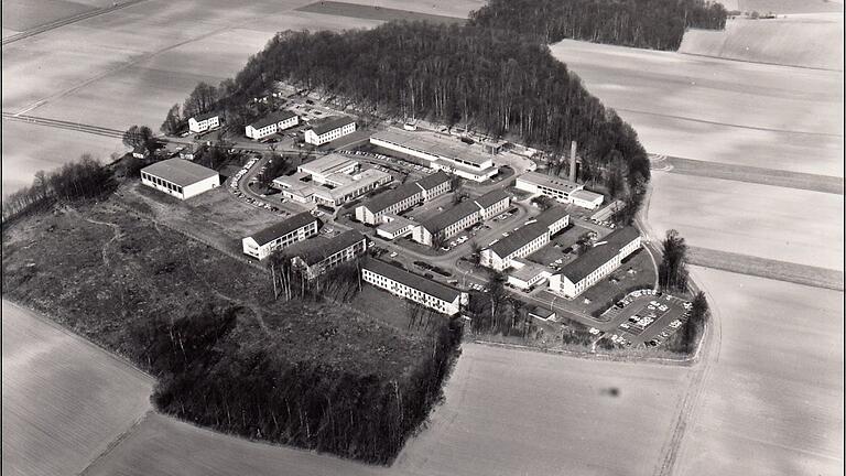 Klingholz aus der Luft: Von 1968 bis 1996 war dort die Emil-von-Behring-Kaserne mit der Sanitätsschule der Luftwaffe der Bundeswehr ansässig. Klingholz aus der Luft: Von 1968 bis 1996 war dort die Emil-von-Behring-Kaserne mit der Sanitätsschule der Luftwaffe der Bundeswehr ansässig.