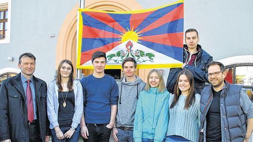 Tibettag: Die Fahne erinnert an den vergeblichen Kampf des tibetischen Volkes gegen die Besatzung ihres Landes am 10. März 1959, sie wurde von den Gymnasiasten mit Lehrer Frank Helmerich (rechts) im Beisein von Bürgermeister Thomas Helbling (links) gehisst.