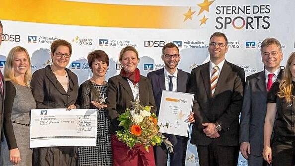 Große Freude bei der Delegation des RSV Wollbach und Vertretern der Volksbank Raiffeisenbank: im Bild (Zweiter von links) Vorstand Markus Merz bei der Ehrung für den 3. Platz (Sterne des Sports in Silber) auf Landesebene. Gratuliert wurde auch vom Präsidenten des BLSV, Günther Lommer (links), Fernsehmoderator Markus Othmer (rechts) und Eisschnelllauf-Olympiasiegerin Anni Friesinger-Postma (Dritte von rechts). Große Freude bei der Delegation des RSV Wollbach und Vertretern der Volksbank Raiffeisenbank: im Bild (Zweiter von links) Vorstand Markus Merz bei der Ehrung für den 3. Platz (Sterne des Sports in Silber) auf Landesebene. Gratuliert wurde auch vom Präsidenten des BLSV, Günther Lommer (links), Fernsehmoderator Markus Othmer (rechts) und Eisschnelllauf-Olympiasiegerin Anni Friesinger-Postma (Dritte von rechts).