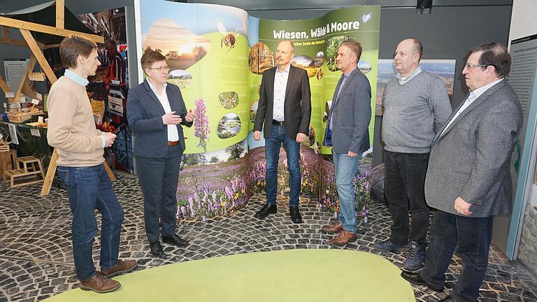 Die Ausstellung'Naturparke in Bayern' führt in die Besonderheiten dieser Vorbild-Landschaften ein und stellt gleichzeitig die Arbeit der 19 bayerischen Naturparke vor. Das Bild zeigt (von links):  Arjen de Wit, Bürgermeisterin Birgit Erb, Klaus Spitzl, Thorsten Raab (Leiter der hessischen Verwaltung des Biosphärenreservats), den Fachbetreuer des Infozentrums, Michael Dohrmann, und den stellvertretenden Landrat Josef Demar.
