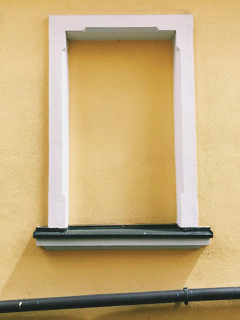 Würzburg, Stadtteil Grombühl: Hier gibt es auffällig viele zugemauerte Fenster. Würzburg, Stadtteil Grombühl: Hier gibt es auffällig viele zugemauerte Fenster.