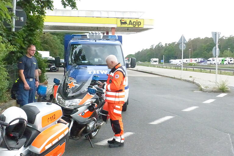 Der Einsatzleiter der BRK-Motorradstreife und der Schichtführer des THW Kitzingen bei einer Besprechung in der Rastanlage Haidt.