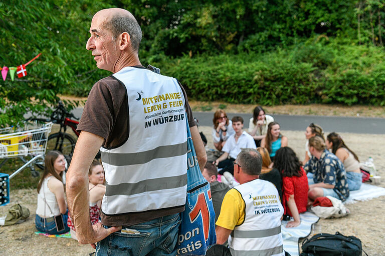 Die Mediatoren Thilo Wolf (vorne) und Stefan Schneider im Gespräch mit Feiernden auf der Sanderauer Mainwiese. Die Mediatoren Thilo Wolf (vorne) und Stefan Schneider im Gespräch mit Feiernden auf der Sanderauer Mainwiese.