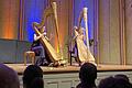 Die beiden Harfenistinnen Regine Kofler und Silke Aichhorn in den Rossini-Saal       -  Die beiden Harfenistinnen Regine Kofler und Silke Aichhorn in den Rossini-Saal