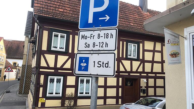Die Parkzeit in der Altstadt wird auf zwei Stunden ausgeweitet. Damit erfüllt der Stadtrat die Wünsche vieler Anrainer und Besucher.