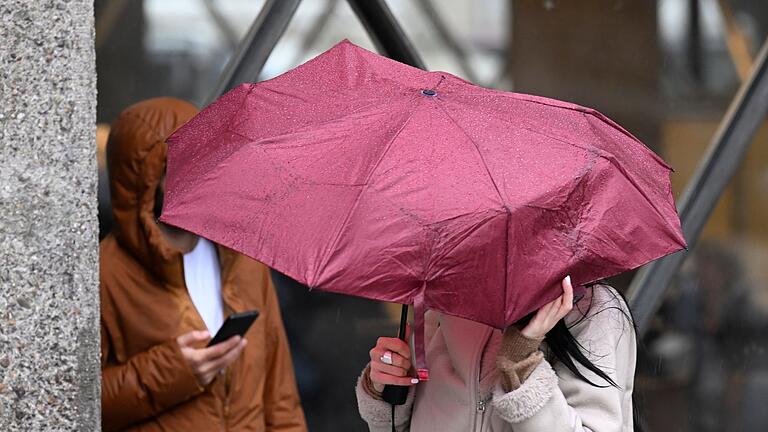 Sturmtief erreicht Deutschland - Köln - Der Regenschirm könnte auch in den kommenden Tagen ein guter Begleiter sein. Sturmtief erreicht Deutschland - Köln - Der Regenschirm könnte auch in den kommenden Tagen ein guter Begleiter sein.