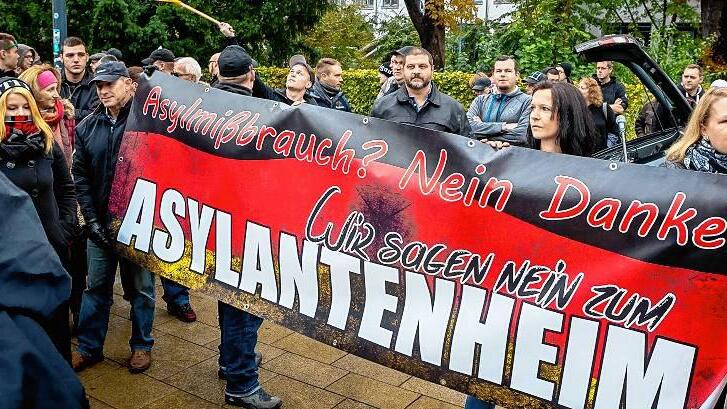 &bdquo;Schweinfurt wehrt sich &ndash; Asylmissbrauch Nein Danke&ldquo;? Viele &bdquo;besorgte&ldquo; Schweinfurter waren nicht unter den Teilnehmern der rechten Kundgebung auf dem Schillerplatz im Oktober 2015. Die meisten waren von auswärts angereiste Mitglieder von NPD und &bdquo;Die Rechte&ldquo;. Damit ist auch am Samstag wieder zu rechnen.