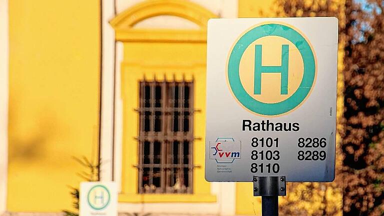 Kitzinger Bus-Shuttle geht in den Testlauf - Das Thema Kitzinger Stadtbus – gerade erst ins Gespräch gebracht – liegt wieder auf Eis. Die SPD-Fraktion, die den Antrag für eine Erweiterung des öffentlichen Nahverkehrs gestellt hatte, zog diesen in der Stadtratssitzung am vergangenen Donnerstag vorerst zurück. Grund ist ein Bus-Shuttle, das in den Adventstagen die Gewerbeparks conneKT und Innopark mit der Innenstadt verbindet – und ein Test für die Stadtbus-Idee sein könnte. Hinter dem Vorstoß der SPD stecken zwei Wünsche: Die Stadtteile sollen besser mit der Innenstadt verbunden werden und die einstigen US-Liegenschaften – Marshall Heights, Innopark und conneKT – eine eigene Buslinie bekommen. Um den Bedarf zu testen, sei sie auf die Idee vom Bus-Shuttle gekommen, sagte SPD-Fraktionschefin Astrid Glos. Der Stadtmarketingverein Kitzingen habe sich für den Vorstoß begeistert und das Projekt gleich aktiv angepackt. Endergebnis war dann das Bus-Shuttle, das jeden Donnerstag im Advent die früheren US–Flächen Innopark und conneKT anfährt und die Fahrgäste in die Innenstadt bringt. Start der Tour ist der 1. Dezember. Zwei Runden dreht der laut Stadtmarketingverein kostenlose Bus: einmal geht's um 11.40 Uhr an der Bushaltestelle Richthofenstraße (conneKT) los, um 11.55 Uhr ist dann der Innopark, Haltestelle öffentlicher Bereich, erreicht. Die Feierabendtour startet um 16.30 Uhr (Innopark: 16.40 Uhr). Die Rückfahrt ab Rathaus ist um 13.40 und um 18.45 Uhr. Mit der Aktion wolle man Anreize schaffen, dass die Mitarbeiter in den Gewerbegebieten die Innenstadt kennenlernen und „auch in Zukunft häufiger zum Einkaufen besuchen“, schreibt der Stadtmarketingverein. Die viermalige Test-Tour will Glos jetzt beobachten. Wenn das Shuttle-Angebot auf eine gute Resonanz stoße, werde die SPD-Fraktion ihren Antrag auf eine Verbesserung des ÖPNV-Angebotes und für einen Stadtbus erneut auf den Tisch bringen. Um bauliche Verbesserungen zu ermöglichen, hat der Stadtrat sogenannte „Vorbereitende Untersuchungen“ im Bereich der Altstadt einstimmig in die Gänge gebracht. Dabei gehe es darum, Missstände und Mängel zu entdecken, den Bedarf an Veränderung festzustellen und Entwicklungsziele zu bestimmen, so Bauamtschef Oliver Graumann. Die rund 150 000 Euro teure Untersuchung, die die Stadt etwa zur Hälfte aus eigenen Mitteln finanziert, hat für Hausbesitzer – Graumann zufolge – auch einen praktischen Hintergrund. Werde die Altstadt als Sanierungsgebiet ausgewiesen, könnten die Eigentümer ihre Verbesserungsmaßnahmen steuerlich so abschreiben, wie es bisher nur bei denkmalgeschützten Objekten möglich war. Kitzinger Bus-Shuttle geht in den Testlauf - Das Thema Kitzinger Stadtbus – gerade erst ins Gespräch gebracht – liegt wieder auf Eis. Die SPD-Fraktion, die den Antrag für eine Erweiterung des öffentlichen Nahverkehrs gestellt hatte, zog diesen in der Stadtratssitzung am vergangenen Donnerstag vorerst zurück. Grund ist ein Bus-Shuttle, das in den Adventstagen die Gewerbeparks conneKT und Innopark mit der Innenstadt verbindet – und ein Test für die Stadtbus-Idee sein könnte. Hinter dem Vorstoß der SPD stecken zwei Wünsche: Die Stadtteile sollen besser mit der Innenstadt verbunden werden und die einstigen US-Liegenschaften – Marshall Heights, Innopark und conneKT – eine eigene Buslinie bekommen. Um den Bedarf zu testen, sei sie auf die Idee vom Bus-Shuttle gekommen, sagte SPD-Fraktionschefin Astrid Glos. Der Stadtmarketingverein Kitzingen habe sich für den Vorstoß begeistert und das Projekt gleich aktiv angepackt. Endergebnis war dann das Bus-Shuttle, das jeden Donnerstag im Advent die früheren US–Flächen Innopark und conneKT anfährt und die Fahrgäste in die Innenstadt bringt. Start der Tour ist der 1. Dezember. Zwei Runden dreht der laut Stadtmarketingverein kostenlose Bus: einmal geht's um 11.40 Uhr an der Bushaltestelle Richthofenstraße (conneKT) los, um 11.55 Uhr ist dann der Innopark, Haltestelle öffentlicher Bereich, erreicht. Die Feierabendtour startet um 16.30 Uhr (Innopark: 16.40 Uhr). Die Rückfahrt ab Rathaus ist um 13.40 und um 18.45 Uhr. Mit der Aktion wolle man Anreize schaffen, dass die Mitarbeiter in den Gewerbegebieten die Innenstadt kennenlernen und „auch in Zukunft häufiger zum Einkaufen besuchen“, schreibt der Stadtmarketingverein. Die viermalige Test-Tour will Glos jetzt beobachten. Wenn das Shuttle-Angebot auf eine gute Resonanz stoße, werde die SPD-Fraktion ihren Antrag auf eine Verbesserung des ÖPNV-Angebotes und für einen Stadtbus erneut auf den Tisch bringen. Um bauliche Verbesserungen zu ermöglichen, hat der Stadtrat sogenannte „Vorbereitende Untersuchungen“ im Bereich der Altstadt einstimmig in die Gänge gebracht. Dabei gehe es darum, Missstände und Mängel zu entdecken, den Bedarf an Veränderung festzustellen und Entwicklungsziele zu bestimmen, so Bauamtschef Oliver Graumann. Die rund 150 000 Euro teure Untersuchung, die die Stadt etwa zur Hälfte aus eigenen Mitteln finanziert, hat für Hausbesitzer – Graumann zufolge – auch einen praktischen Hintergrund. Werde die Altstadt als Sanierungsgebiet ausgewiesen, könnten die Eigentümer ihre Verbesserungsmaßnahmen steuerlich so abschreiben, wie es bisher nur bei denkmalgeschützten Objekten möglich war.