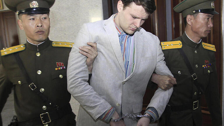 Otto Warmbier       -  ARCHIV - Der US-Bürger Otto Warmbier (M) wird am 16.03.2016 in einem Gericht in Pjöngjang (Nordkorea) von zwei nordkoreanischen Polizisten eskortiert. (Zu dpa «US-Student Otto Warmbier gestorben» vom 19.06.2017) Foto: Jon Chol Jin/AP/dpa +++(c) dpa - Bildfunk+++ |