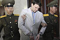Otto Warmbier       -  ARCHIV - Der US-Bürger Otto Warmbier (M) wird am 16.03.2016 in einem Gericht in Pjöngjang (Nordkorea) von zwei nordkoreanischen Polizisten eskortiert. (Zu dpa «US-Student Otto Warmbier gestorben» vom 19.06.2017) Foto: Jon Chol Jin/AP/dpa +++(c) dpa - Bildfunk+++ |