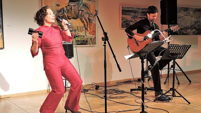 &bdquo;Jazz & Latin Night&ldquo; prall gefüllt mit Talent und Temperament: In der Alten Turnhalle begeisterten Jazz-Diva Claudia Carbo und Gitarrist Felix Heydemann.
