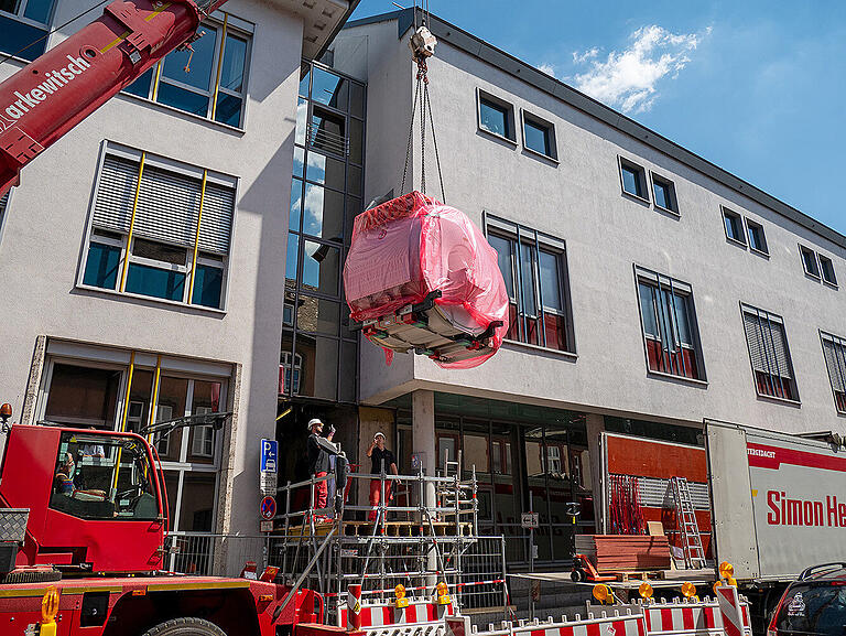 Ein mehr als vier Tonnen schweres MRT am Kran: So wurde das medizinische Diagnose-Gerät Anfang August „eingeflogen“. Ein mehr als vier Tonnen schweres MRT am Kran: So wurde das medizinische Diagnose-Gerät Anfang August „eingeflogen“.