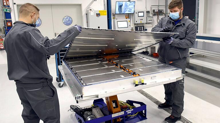 Eine zuvor entladene Autobatterie wird geöffnet: Händisch werden anschließend die Module ausgebaut, ehe sie in die Recyclinganlage von URT wandern. Eine zuvor entladene Autobatterie wird geöffnet: Händisch werden anschließend die Module ausgebaut, ehe sie in die Recyclinganlage von URT wandern.