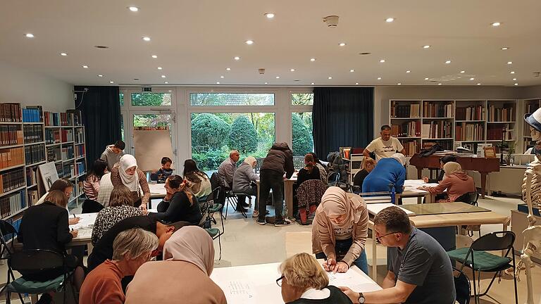 Von Kalligrafie, über Kochen bis hin zu Musik: Auf den ersten Arabischen Kulturwochen in Schweinfurt konnten die Besucherinnen und Besucher an 16 Veranstaltungen die Kultur aus dem fernen Orient kennenlernen.&nbsp;