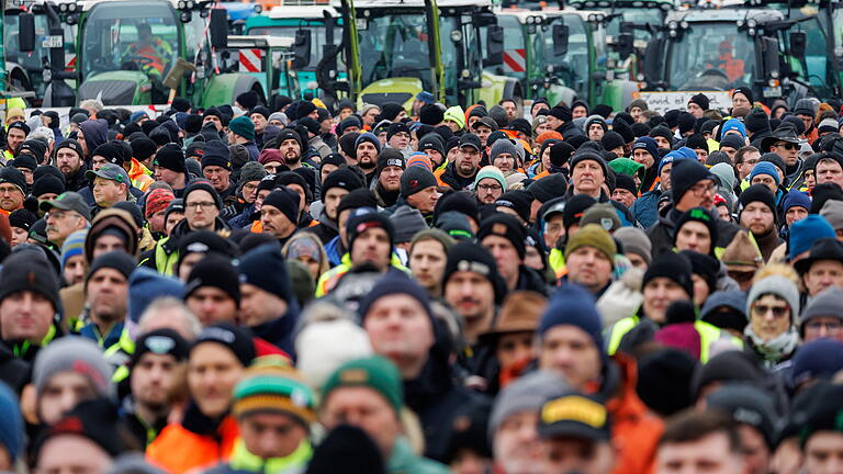 Bauernproteste - Nürnberg.jpeg       -  Landwirte bei einer Kundgebung des Bauernverbandes in Nürnberg gegen die Sparpläne der Bundesregierung. Die Grünen wollen die Stellung kleinerer Agrarbetriebe gegenüber den Großkonzernen stärken.