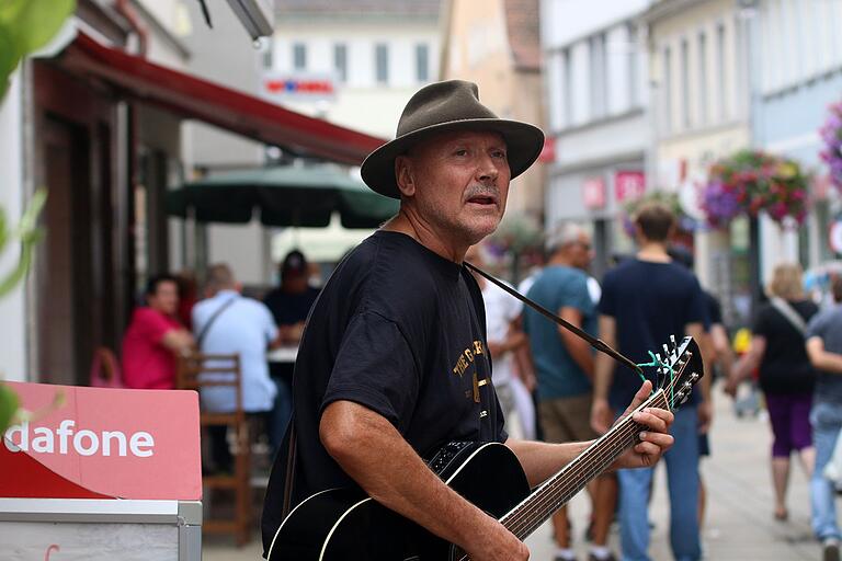 40 Künstler traten verteilt am Nachmittag an 18 Standorten beim 24. Straßenmusikfestival 'Pflasterklang' in der Schweinfurter Innenstadt auf.