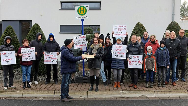 Die Anwohner des Wohngebietes Eselshöhe West I in Schweinfurt überreichten Stadträtin Ulrike Schneider eine Unterschriftenliste. Sie fordern, dass die Linien 130 und 180 nicht mehr durch ihr Wohngebiet fahren. Die Anwohner des Wohngebietes Eselshöhe West I in Schweinfurt überreichten Stadträtin Ulrike Schneider eine Unterschriftenliste. Sie fordern, dass die Linien 130 und 180 nicht mehr durch ihr Wohngebiet fahren.