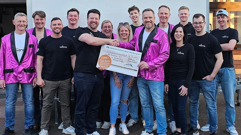 Bei der Spendenübergabe: Hermann Albert, Andreas Arnold, Patrick Viehmann, Simon Reuchlein, Matthias Nothegger (VR-Bank Würzburg), Rica Lehrmann und Melissa Eimann.