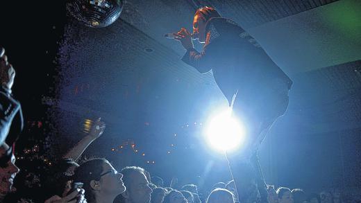 Win Butler, der Sänger von Arcade Fire, auf der Bühne: Das neue Album der kanadischen Indierock-Band ist vor ein paar Wochen erschienen.