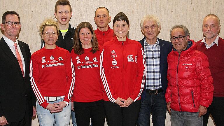 Erfolgreiche Sportlerinnen und Sportler wurden beim Kreistag in Wollbach ausgezeichnet. Von links: Peter Suckfüll (stellvertretender Landrat), Susanne Haßmüller (SC Ostheim), Julian Trabert (TSV Hausen/Rhön), Nadine Richter (SC Ostheim), Tino Haßmüller (SC Ostheim), Anna-Lena Klee (SC Ostheim), Dieter Bach (TSV Mellrichstadt), Ali Louzri (SC Ostheim) und Paul Fella, der Kreisvorsitzende aus Hammelburg.