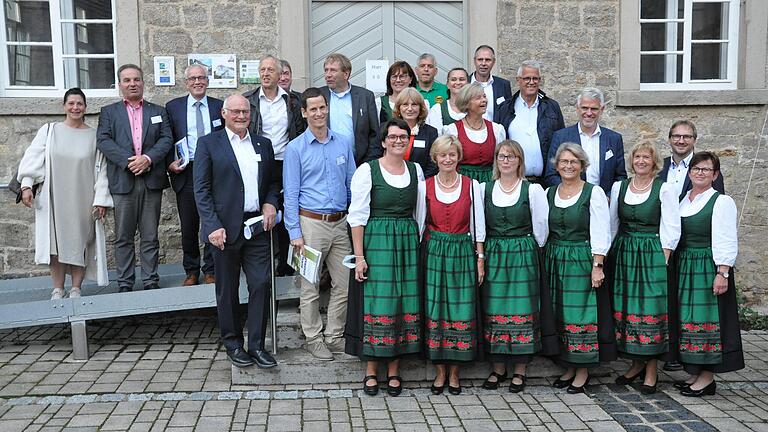 Die Jury des Europäischen Dorferneuerungspreises machte am Mittwoch vor dem Brauhaus in Rügheim halt. Die Jury des Europäischen Dorferneuerungspreises machte am Mittwoch vor dem Brauhaus in Rügheim halt.