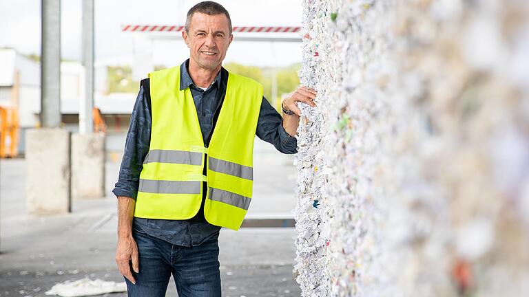 Jürgen Fischer, Geschäftsführer der Würzburger Entsorgungsfirma 'Karl Fischer und Söhne' im Würzburger Stadtteil Heidingsfeld erklärt, warum Recycling so wichtig ist - aber auch so schwierig.