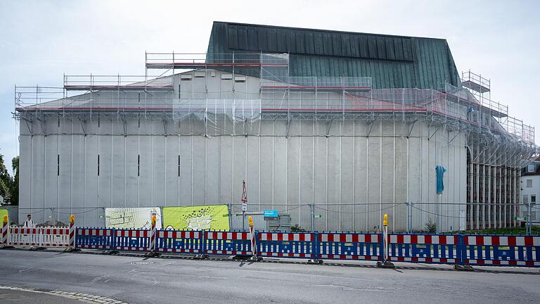 Außenaufnahme des Theaters in Schweinfurt in der Roßbrunnstraße. Die Generalsanierung hat begonnen und dauert bis 2026.