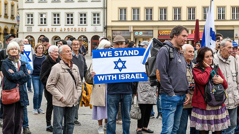 Die Deutsch-Israelische Gesellschaft hatte zu einer Solidaritätskundgebung am unteren Markt in Würzburg aufgerufen.