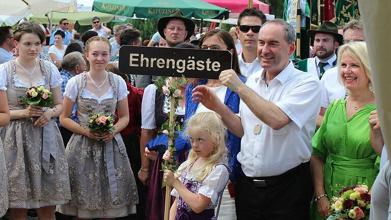 Mittendrin statt nur dabei: Hubert Aiwanger beim Besuch der Fütterseer Schützen im Sommer 2022 an der Seite von Landrätin Tamara Bischof. Mittendrin statt nur dabei: Hubert Aiwanger beim Besuch der Fütterseer Schützen im Sommer 2022 an der Seite von Landrätin Tamara Bischof.