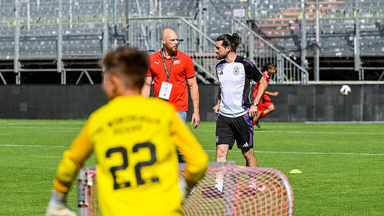 Trainerkongress in Würzburg, Praxisteil mit DFB-Direktor und Kickers-Jugend Hannes Wolf, beim DFB zuständig für Training und Entwicklung, demonstriert mit Jugendmannschaften der Würzburger Kickers die neue Trainingsphilosophie des DFB.