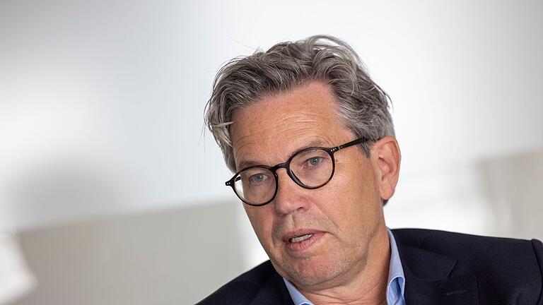 Vodafone-Deutschlandchef Marcel de Groot       -  Marcel de Groot, der CEO von Vodafone Deutschland, spricht in der Firmenzentrale mit einem Journalisten.