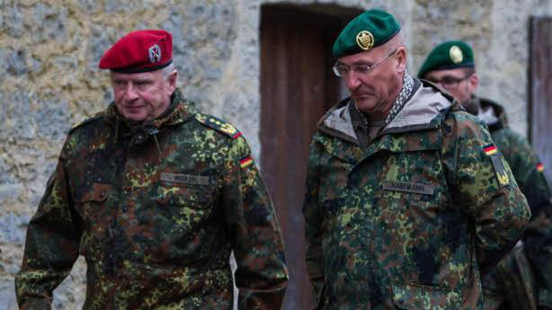 General Volker Wieker (links) besuchte Hammelburg. Brigadegeneral Gert-Johannes Hagemann führte ihn herum. Foto: Norman Möller       -  General Volker Wieker (links) besuchte Hammelburg. Brigadegeneral Gert-Johannes Hagemann führte ihn herum. Foto: Norman Möller