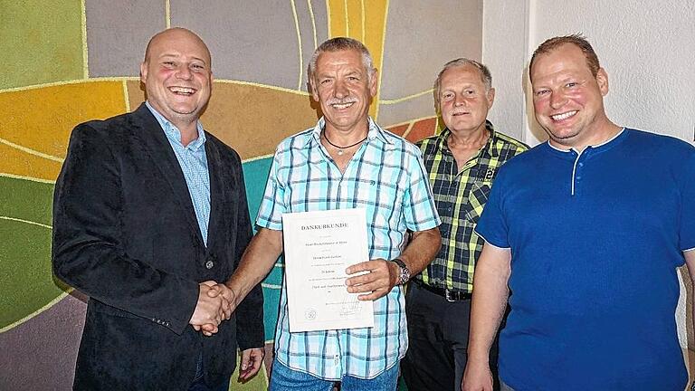 Frank Gerken (zweiter von links) ist seit 25 Jahren als Wasserwart bei der Stadt Bischofsheim beschäftigt. Dazu gratulierten Bürgermeister Georg Seiffert (links) sowie der stellvertretende Bauhofleiter Michael Fromm (Zweiter von rechts) und Gerkens Stellvertreter Frank Bootz. Frank Gerken (zweiter von links) ist seit 25 Jahren als Wasserwart bei der Stadt Bischofsheim beschäftigt. Dazu gratulierten Bürgermeister Georg Seiffert (links) sowie der stellvertretende Bauhofleiter Michael Fromm (Zweiter von rechts) und Gerkens Stellvertreter Frank Bootz.