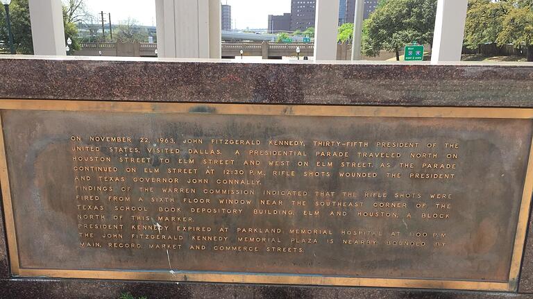 Gedenktafel an der Dealey Plaza in Dallas. Gedenktafel an der Dealey Plaza in Dallas.