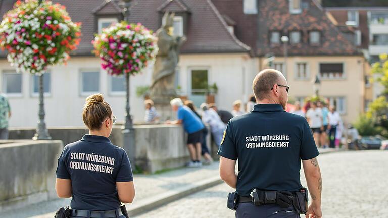 Der Ordnungsdienst der Stadt Würzburg kontrollierte am Samstag, kurz nach 16 Uhr das Alkoholverbot auf der Alten Mainbrücke.