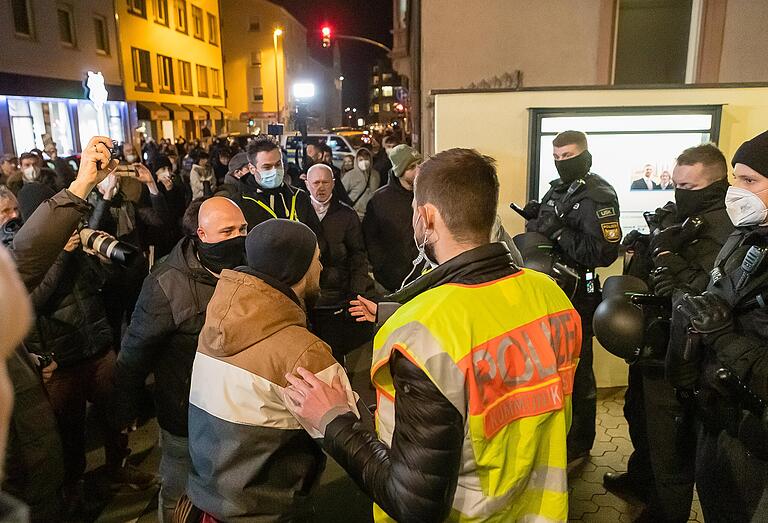 In der Wilhelmsstraße war für eine Gruppe Endstation. Sie wurde von der Polizei festgehalten. Trotzdem blieb die Stimmung ruhig, bis auf eine kurze Rangelei, die das Kommunikationsteam der Polizei klären konnte.