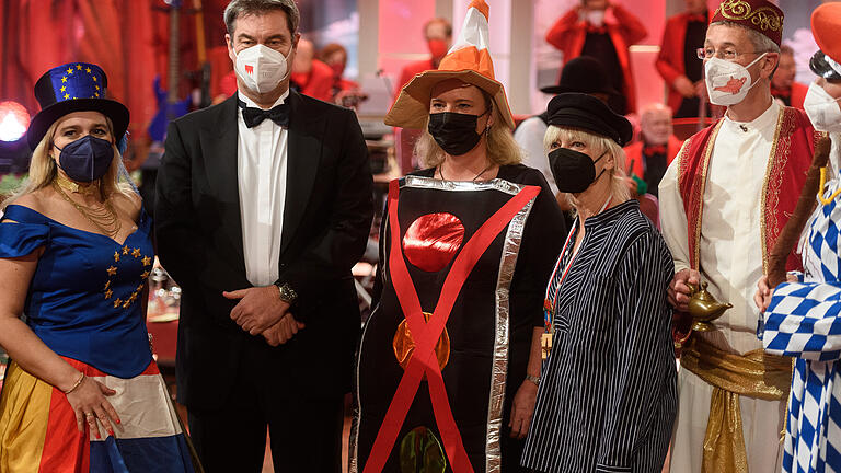 Nach langer Zeit wieder einmal gemeinsam beim Feiern (von links): Europaministerin Melanie Huml, Ministerpräsident Markus Söder, Bauministerin Kerstin Schreyer, Familienministerin Carolina Trautner und Kultusminister Michael Piazolo.