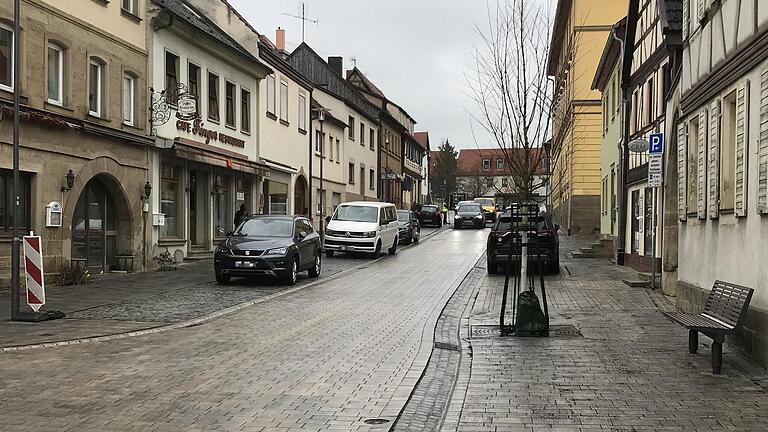 Während der Bauzeit ist die Landgerichtsstraße in beide Richtungen freigegeben, dafür sind die Parkplätze auf der linken Seite gesperrt. Doch viele Autofahrer halten sich nicht daran.