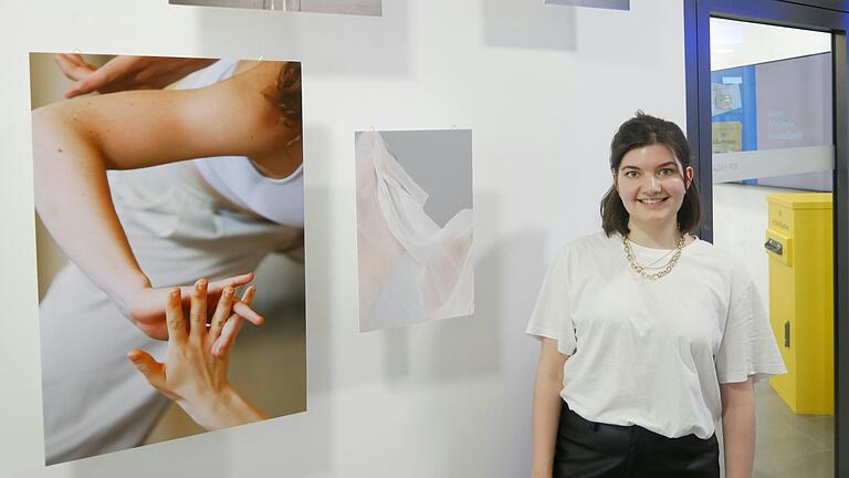 Die Künstlerin Katja Lotter im Lohrer Raiffeisenforum vor einer Gruppe ihrer Fotografien der Ausstellung  „The Invisible“.&nbsp;