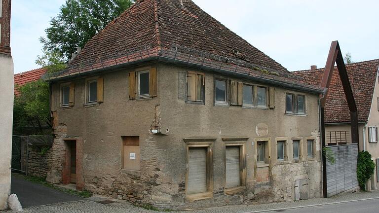 Die alte Synagoge in Aub soll erhalten bleiben. Der Stadtrat beschloss ein Notsicherungskonzpt zur Begehbarmachung, ein junges Ehepaar hat das Anwesen erworben und will es sanieren