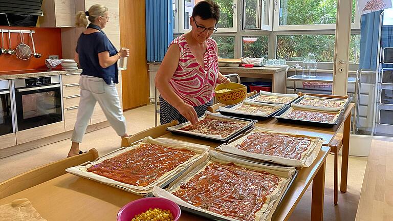 Die Mittagsbetreuung der Grundschule Kleinlangheim für Großlangheim, Kleinlangheim und Wiesenbronn findet im Schulhaus statt. In der Küche bereitet Gudrun Gramlich (rechts) das Mittagessen zu. 'Mitti'-Leiterin Hanne Jandl erledigt vor dem Eintreffen der Kinder noch letzte Arbeiten.