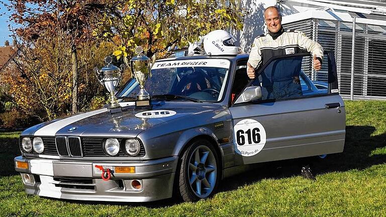 Stolzer Meister: Gerald Dietz aus Obereuerheim ist mit seinem BMW E30 deutscher Meister in der VFV GLP Pro geworden.