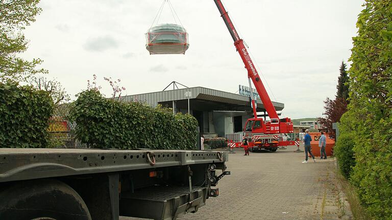 Innerhalb des Firmengeländes mussten die Kuppeln zunächst umgesetzt werden, um die rund 60 Meter vom Lagerplatz bis zum Lkw zu überbrücken. Innerhalb des Firmengeländes mussten die Kuppeln zunächst umgesetzt werden, um die rund 60 Meter vom Lagerplatz bis zum Lkw zu überbrücken.