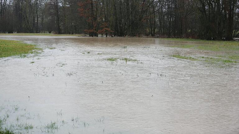 Die Nassach hat bei Sylbach schon weiträumig landwirtschaftliche Flächen überflutet.