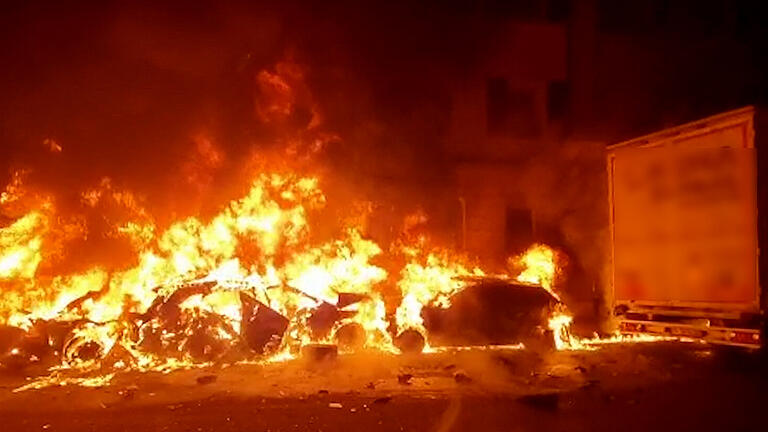 Eine Spur der Verwüstung hinterließ ein betrunkener Lastwagenfahrer in Fürth. Mit seinem Fahrzeug rammte er mehrere Autos, einige fingen dabei Feuer.