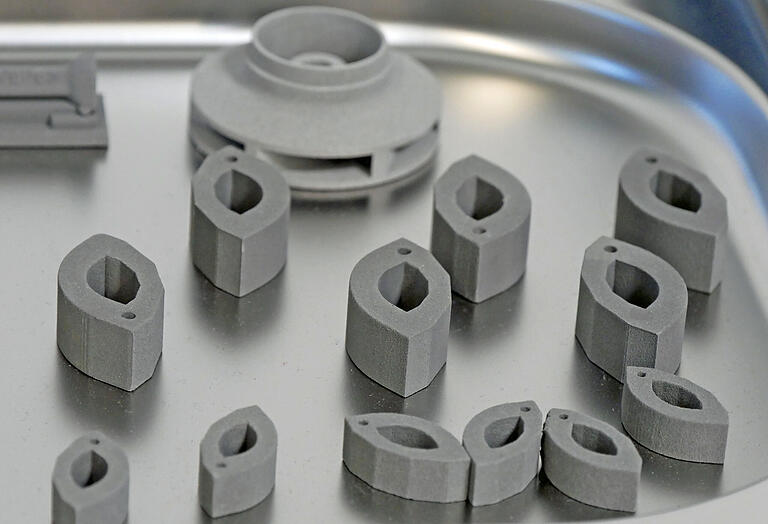 All diese Teile aus Metall wurden mit der Cold-Metal-Fusion-Technologie im 3D-Drucker der Headmade Materials GmbH gedruckt. Das Ziel der Firmeninhaber ist es, dass die Kunden mit ihrer Technik in den 3-D-Metall-Seriendruck gehen.